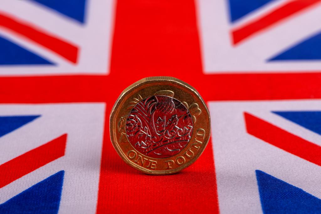 A one great british pound coin on top of the union jack flag to symbolise the 2024 UK Autumn Budget